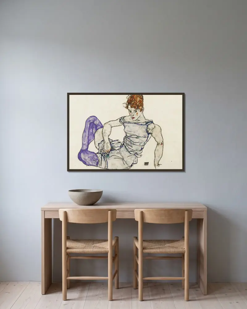 Sittande kvinna med violetta strumpor av Egon Schiele inramad på en vägg