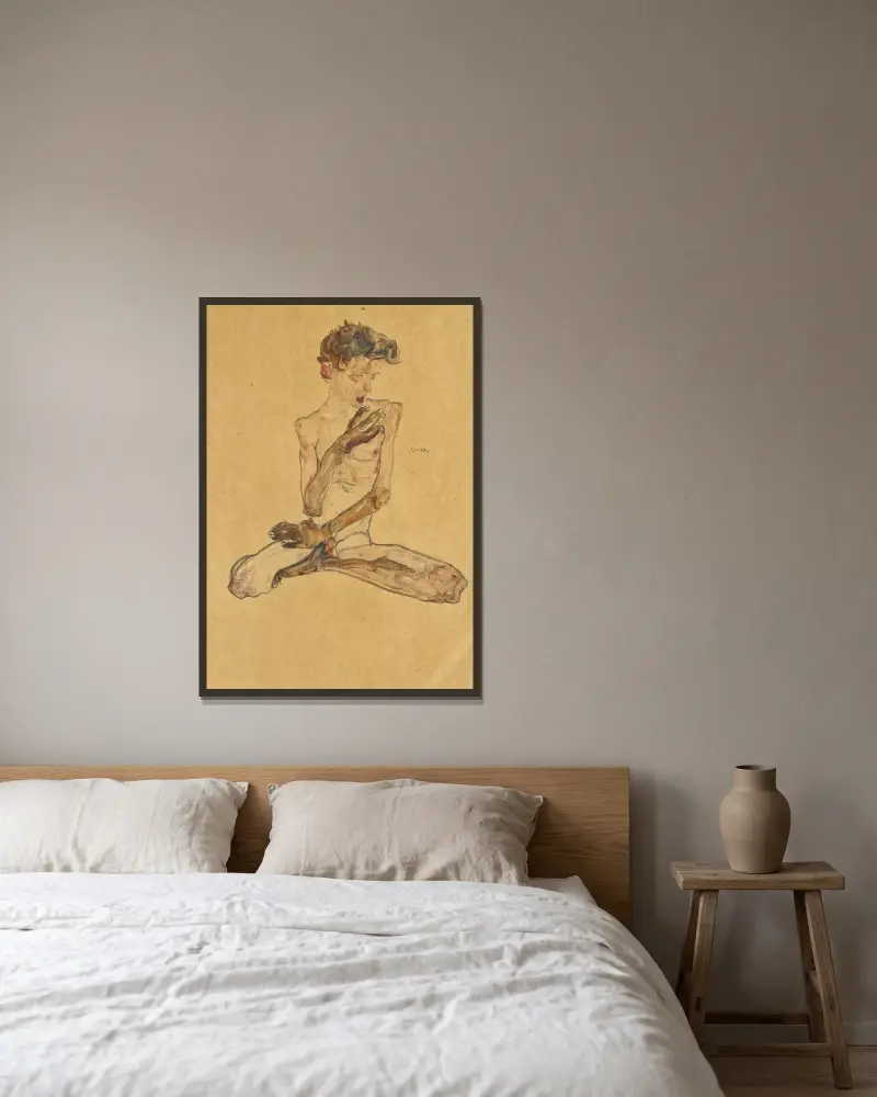 Sitzender Junge von Egon Schiele gerahmt an einer Wand