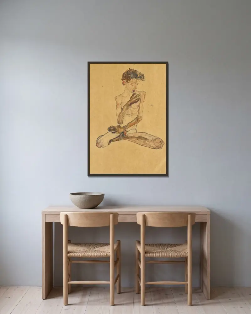 Sitzender Junge von Egon Schiele gerahmt an einer Wand