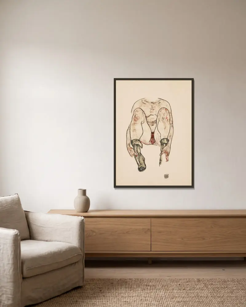 Sittande kvinnlig akt med gröna stövlar (Torso) av Egon Schiele inramad på en vägg