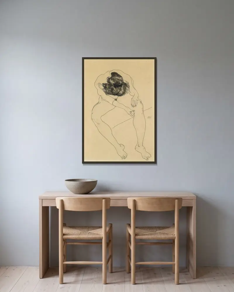 Sittande kvinnlig akt sedd ovanifrån av Egon Schiele inramad på en vägg
