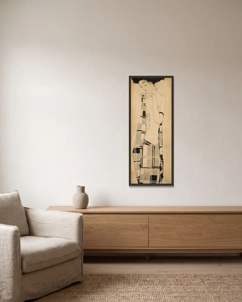 Stehendes Mädchen von Egon Schiele gerahmt an einer Wand