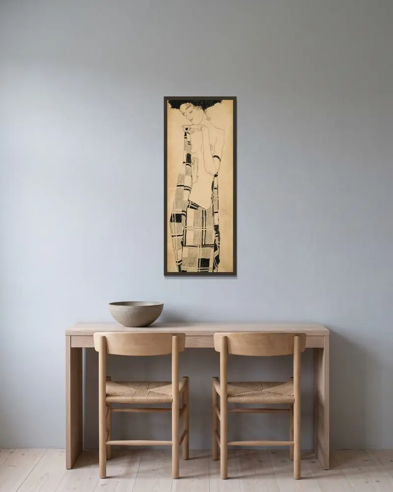 Stehendes Mädchen von Egon Schiele gerahmt an einer Wand