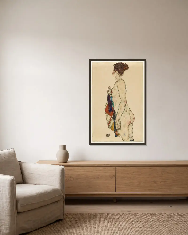Standing Nude with a Patterned Robe av Egon Schiele inramad på en vägg