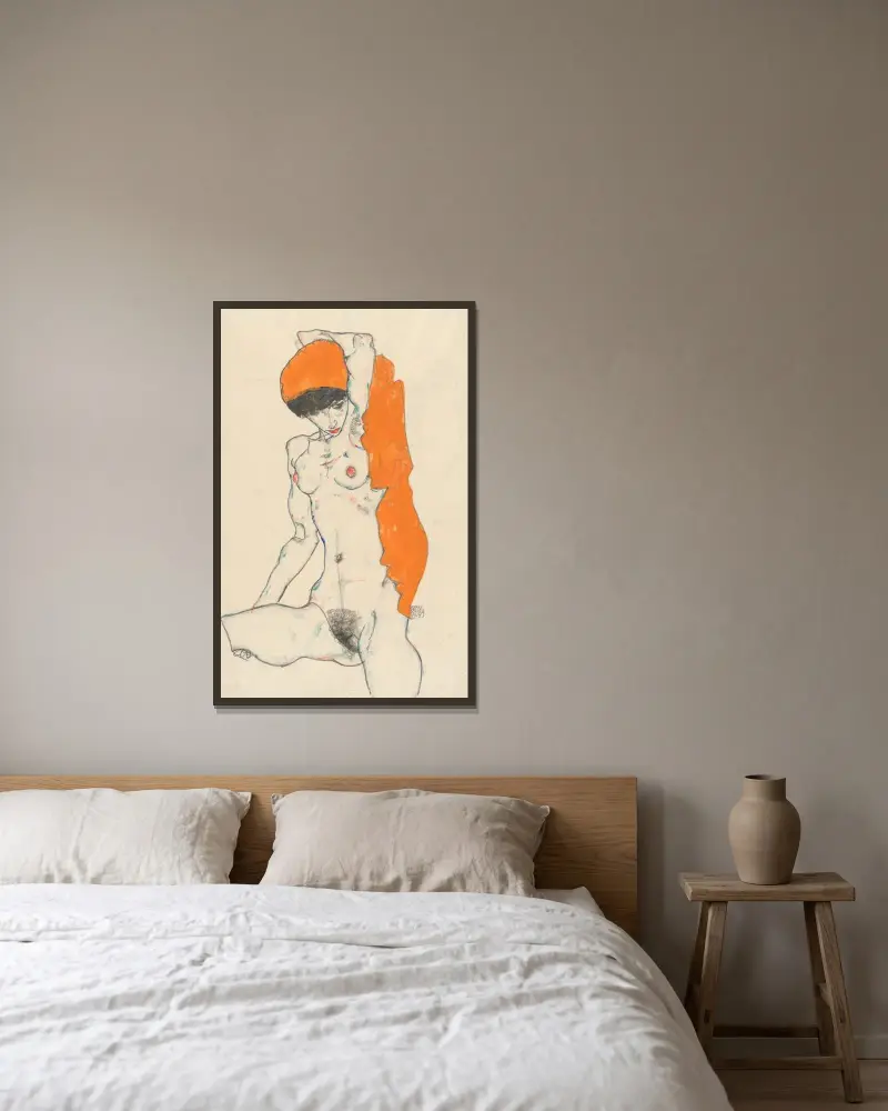 Stehender Akt mit orangefarbenem Draperie von Egon Schiele gerahmt an einer Wand