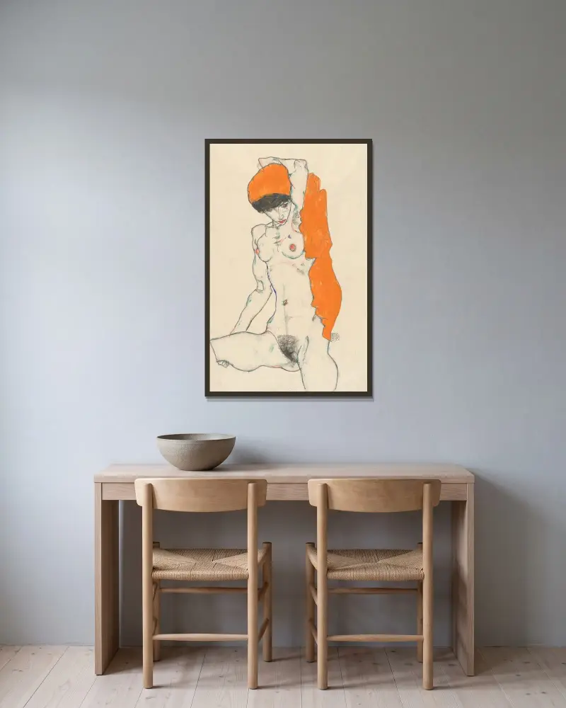 Stehender Akt mit orangefarbenem Draperie von Egon Schiele gerahmt an einer Wand