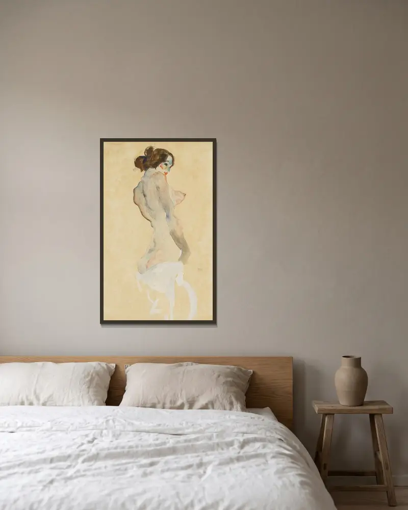 Stående akt med vitt tyg av Egon Schiele inramad på en vägg