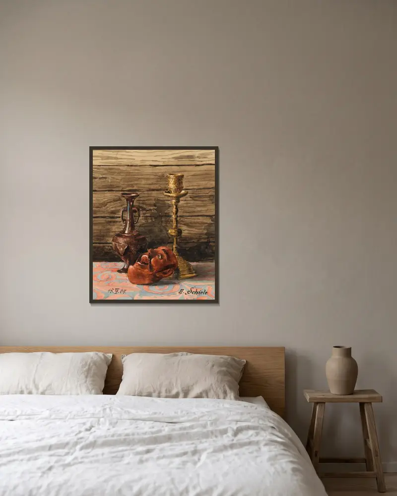 Stilleben med ljusstake, vas och mask av Egon Schiele inramad på en vägg
