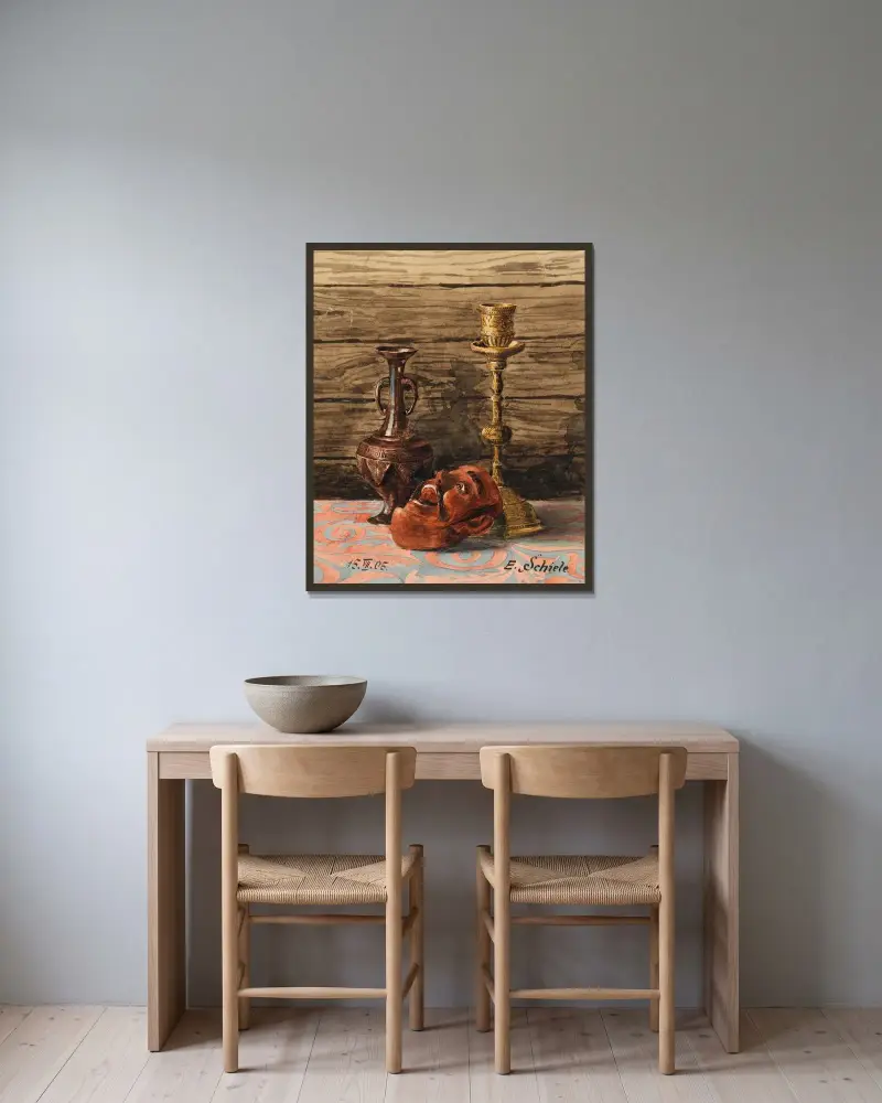 Stilleben med ljusstake, vas och mask av Egon Schiele inramad på en vägg