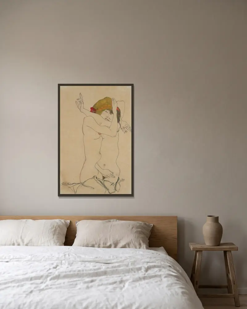 Zwei sich umarmende Frauen von Egon Schiele gerahmt an einer Wand