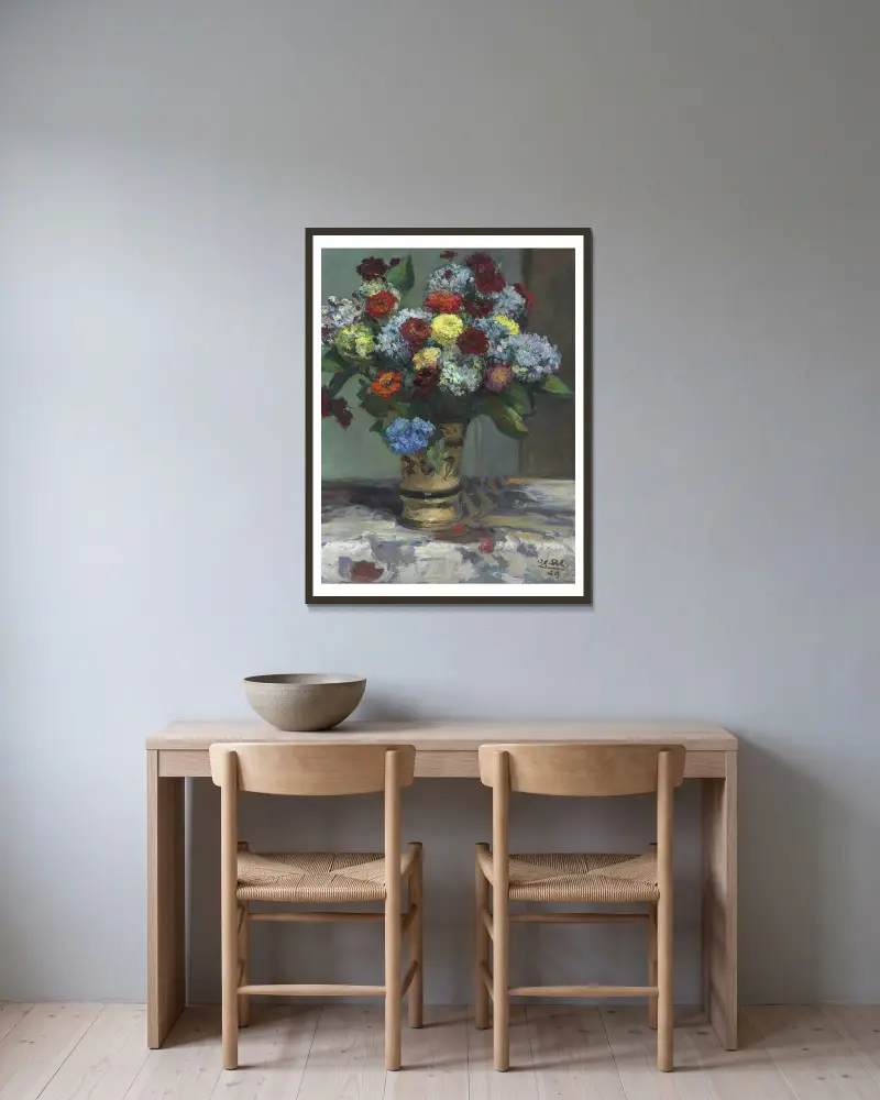 Blomsterbukett med hortensior av Jacques-Émile Blanche inramad på en vägg