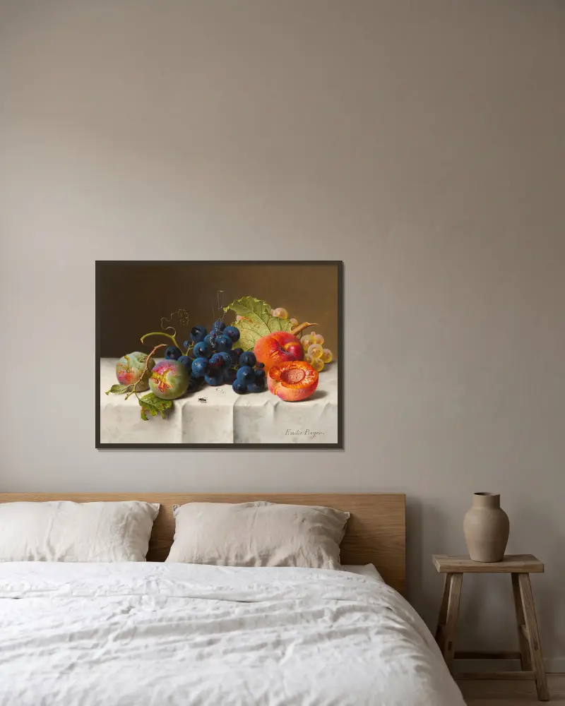 Stillleben mit Pflaumen, Trauben und Pfirsichen auf weißer Tischdecke von Emilie Preyer gerahmt an einer Wand