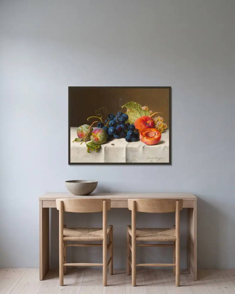 Stillleben mit Pflaumen, Trauben und Pfirsichen auf weißer Tischdecke von Emilie Preyer gerahmt an einer Wand
