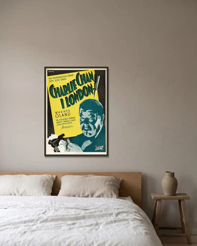 Charlie Chan i London av Eric Rohman inramad på en vägg