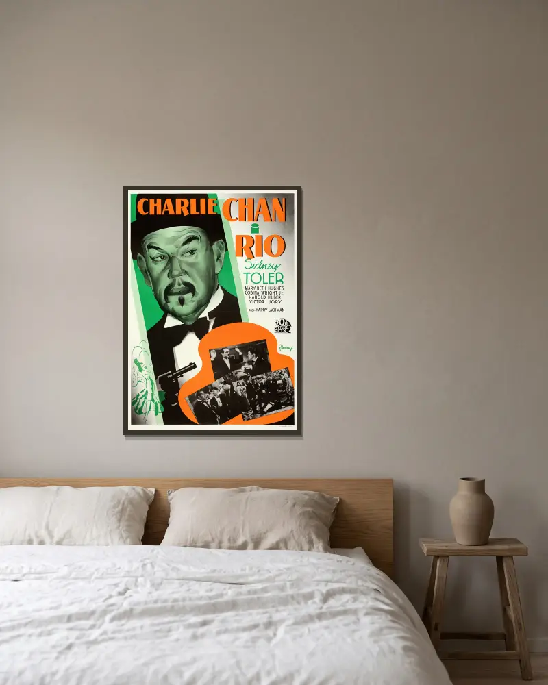 Charlie Chan i Rio av Eric Rohman inramad på en vägg