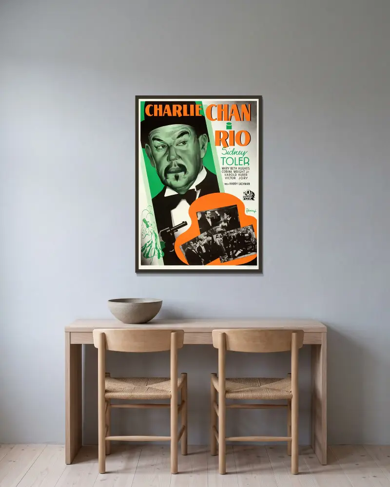 Charlie Chan i Rio av Eric Rohman inramad på en vägg
