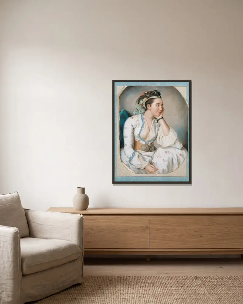 Kvinna i turkisk dräkt av Jean-Etienne Liotard inramad på en vägg