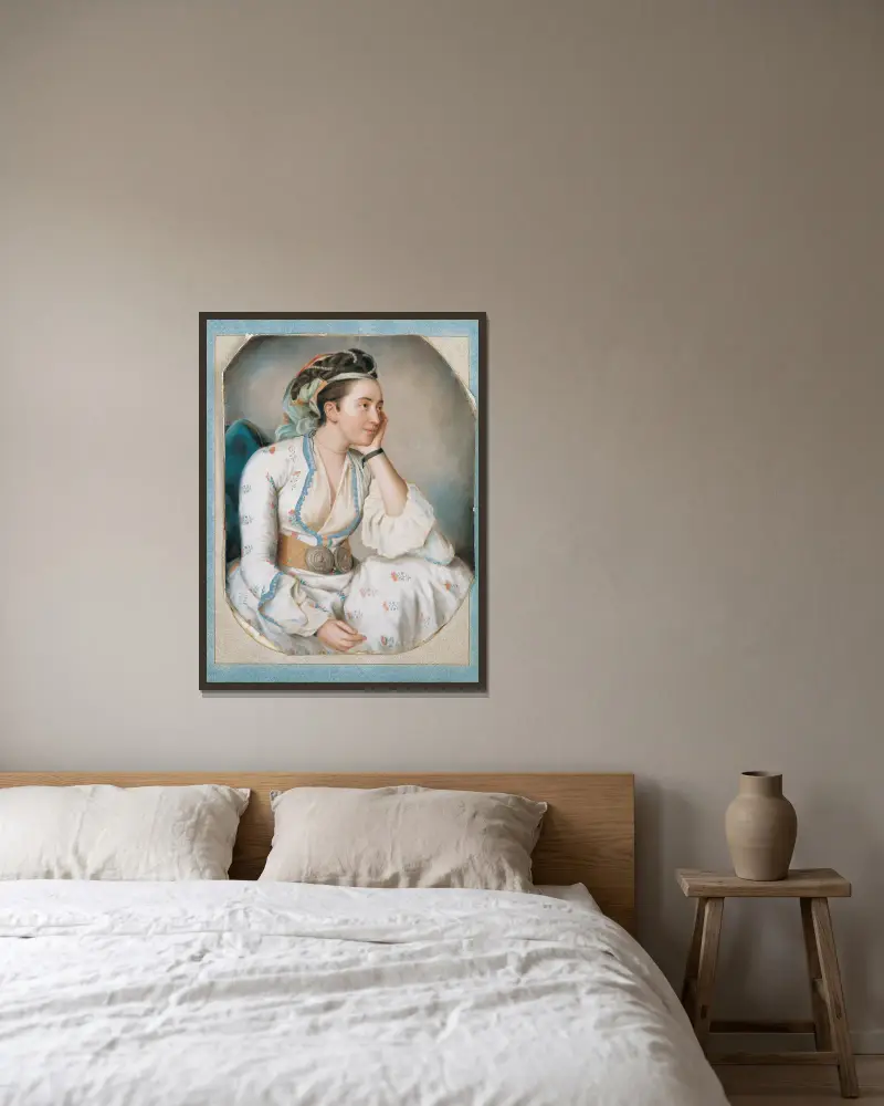 Kvinna i turkisk dräkt av Jean-Etienne Liotard inramad på en vägg