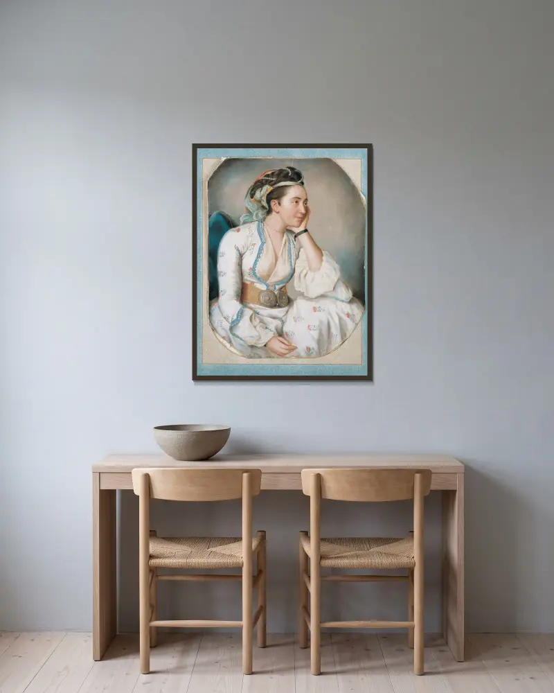 Kvinna i turkisk dräkt av Jean-Etienne Liotard inramad på en vägg