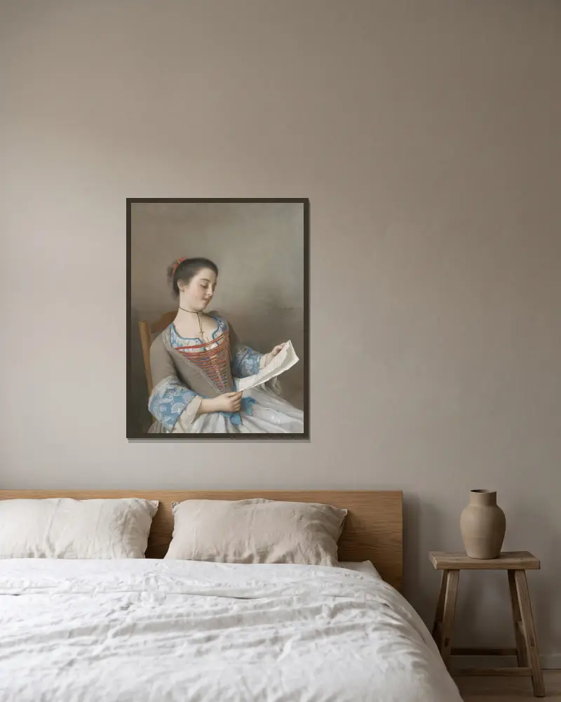 Konstnärens systerdotter, Marianne Lavergne, känd som 'Läserskan' av Jean-Etienne Liotard inramad på en vägg