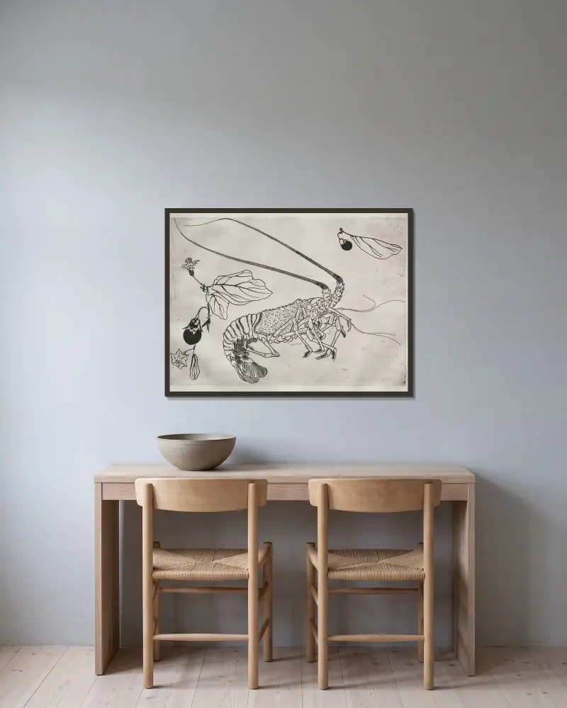 Tafelservice (Rousseau-Service); großer Hummer mit aufgerichteten Antennen (Nr. 21) von Félix Bracquemond gerahmt an einer Wand