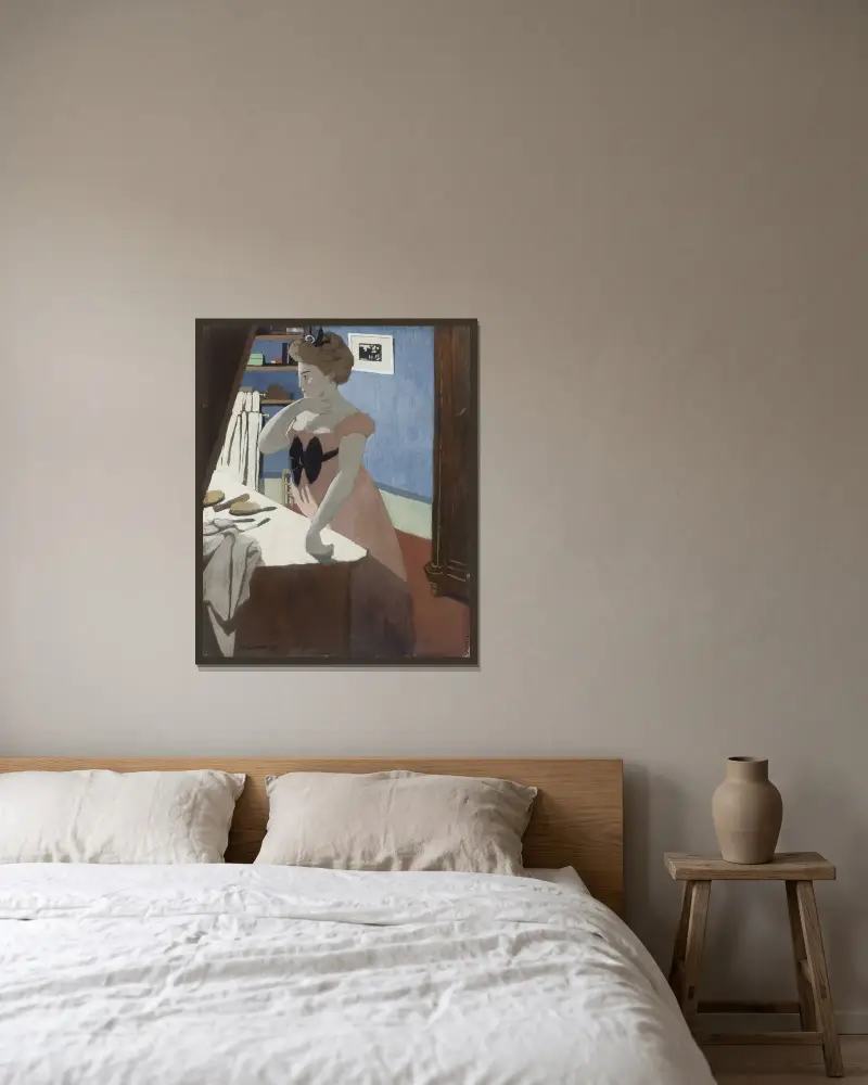 Misia vid sitt toalettbord av Félix Vallotton inramad på en vägg