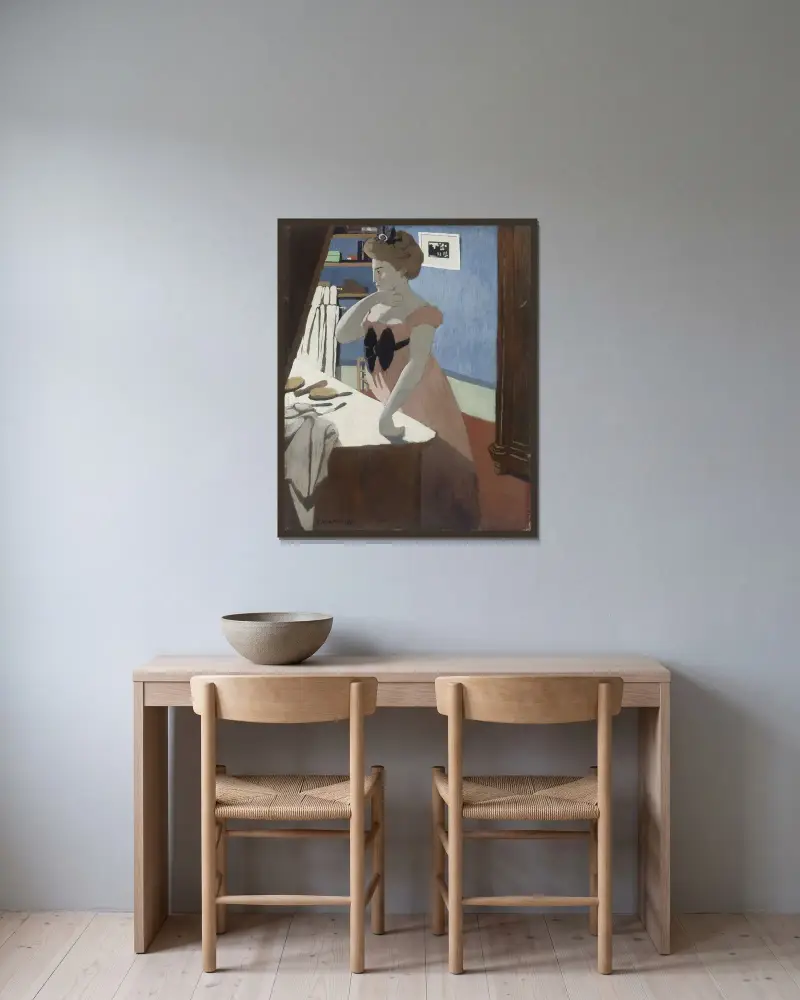 Misia vid sitt toalettbord av Félix Vallotton inramad på en vägg