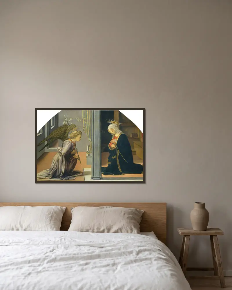 The Annunciation av Filippino Lippi inramad på en vägg
