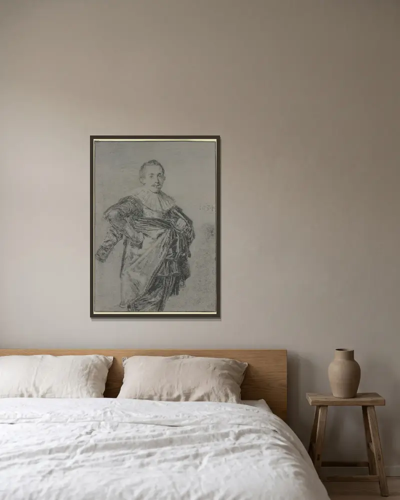 Junger stehender Mann mit Mantel und glatter Halskrause, Kniestück von Frans Hals gerahmt an einer Wand