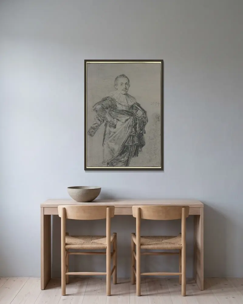 Junger stehender Mann mit Mantel und glatter Halskrause, Kniestück von Frans Hals gerahmt an einer Wand