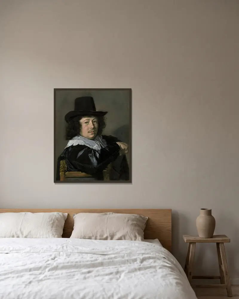 Bildnis eines jungen Mannes von Frans Hals gerahmt an einer Wand