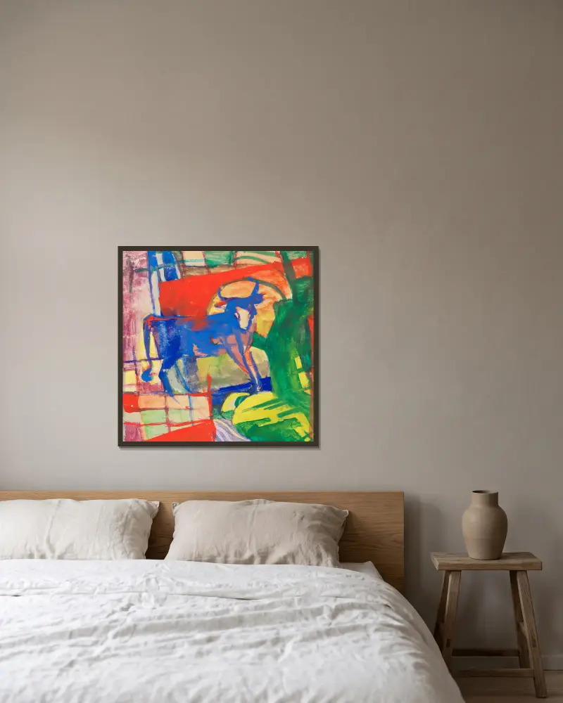 Blaue Kuh av Franz Marc inramad på en vägg
