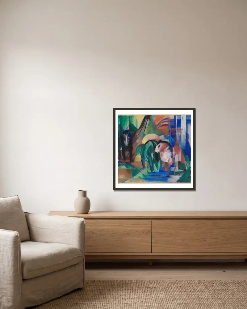 Drei Pferde am Waldwasser von Franz Marc gerahmt an einer Wand