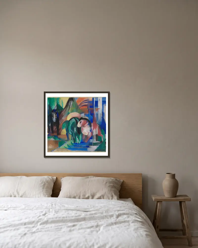 Drei Pferde am Waldwasser von Franz Marc gerahmt an einer Wand