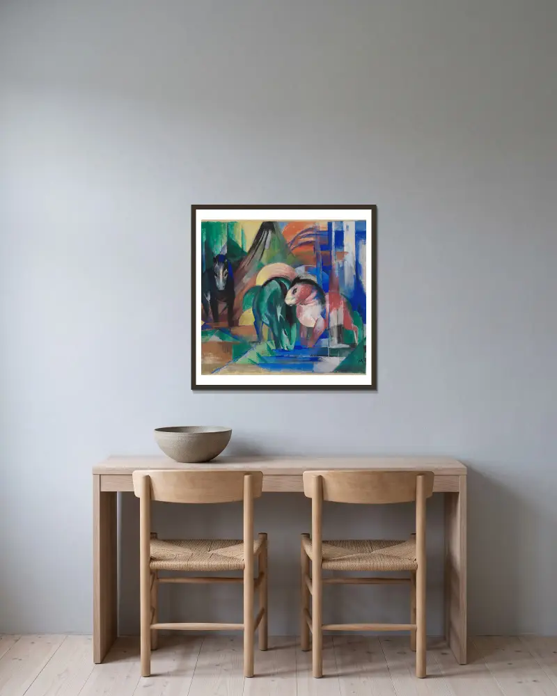 Drei Pferde am Waldwasser von Franz Marc gerahmt an einer Wand