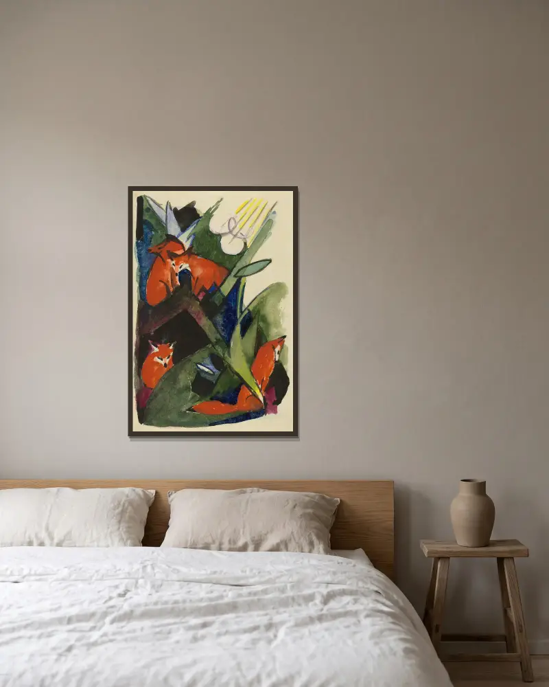 Vier Füchse von Franz Marc gerahmt an einer Wand