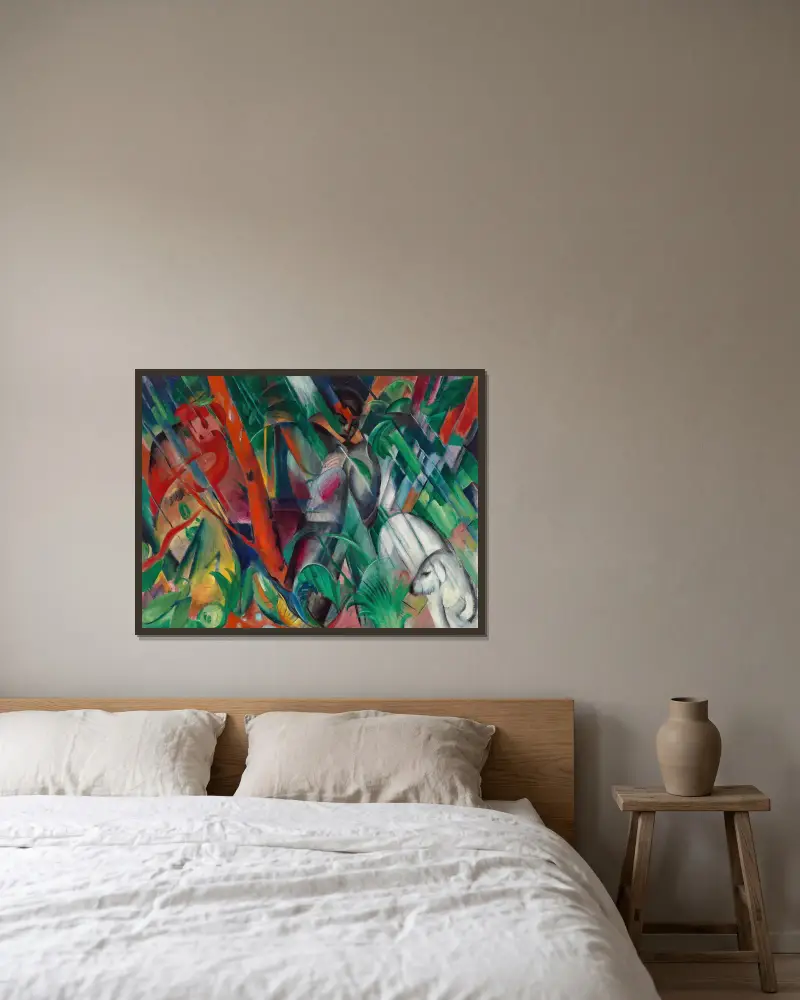 Im Regen von Franz Marc gerahmt an einer Wand