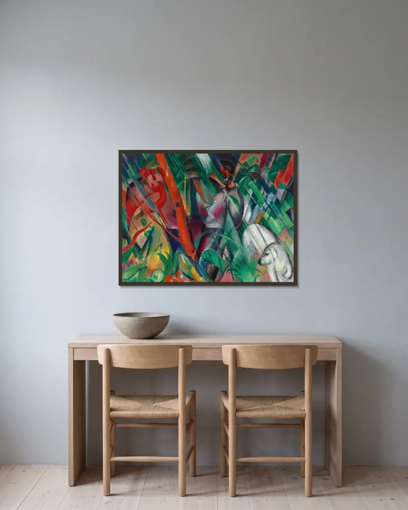 Im Regen von Franz Marc gerahmt an einer Wand