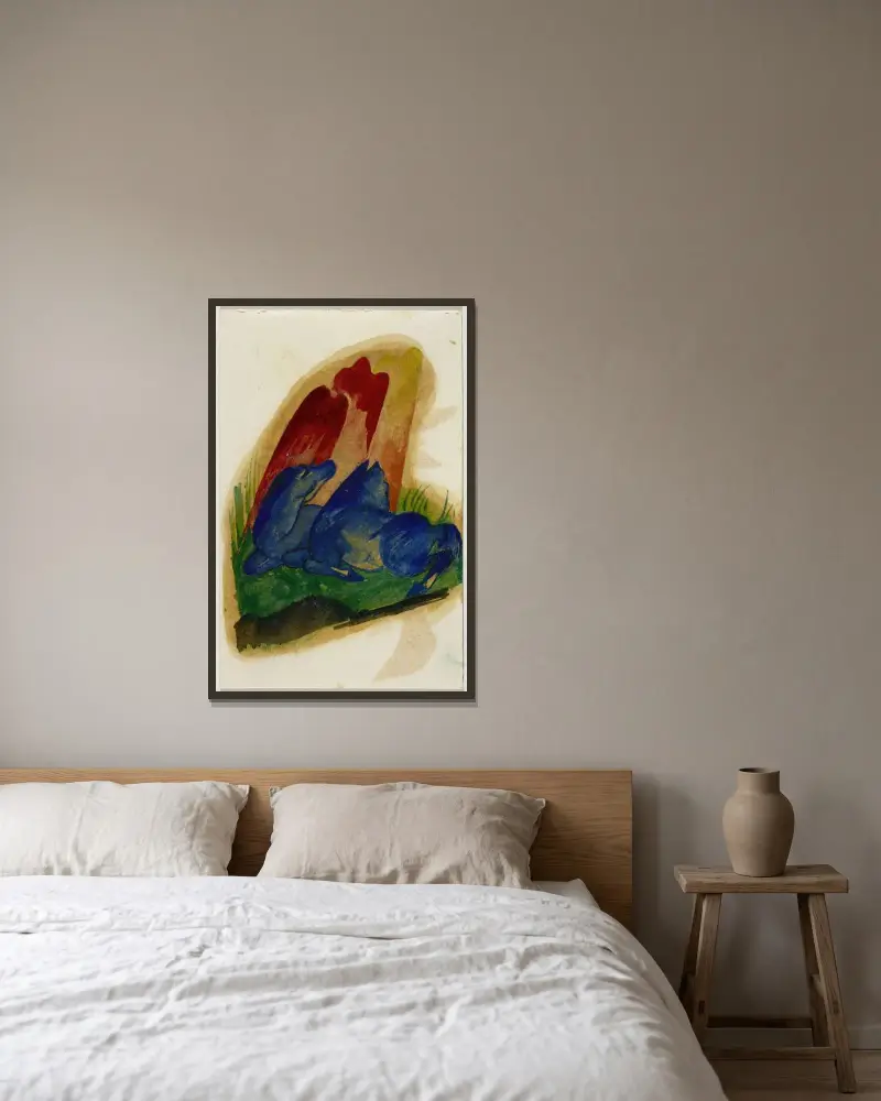 Två blå hästar framför en röd klippa av Franz Marc inramad på en vägg