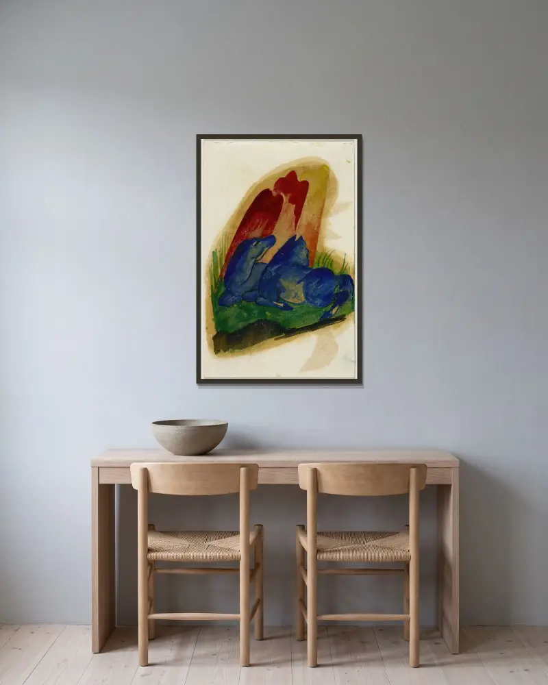 Två blå hästar framför en röd klippa av Franz Marc inramad på en vägg