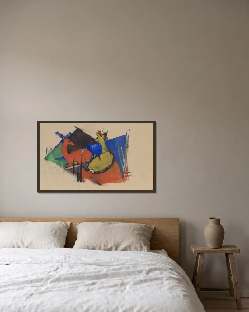 Zwei liegende Rehe von Franz Marc gerahmt an einer Wand