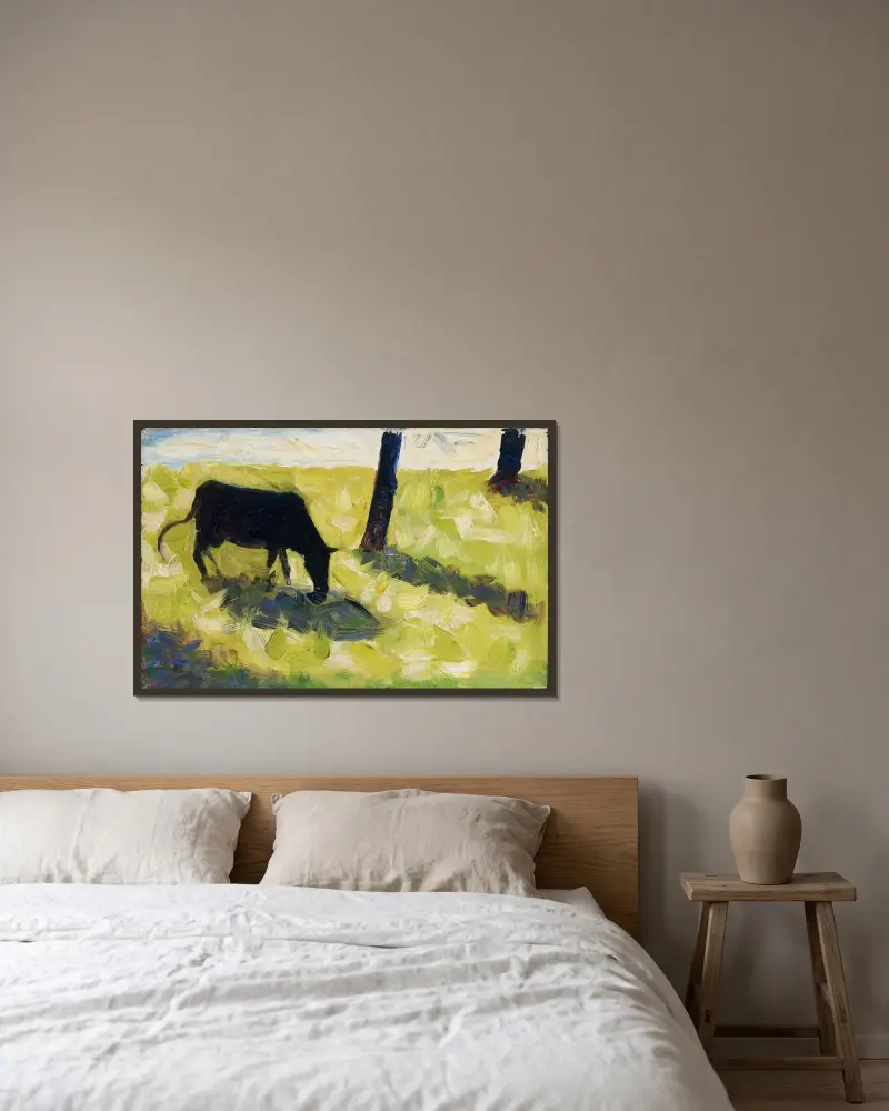 Svart ko på en äng av Georges Seurat inramad på en vägg