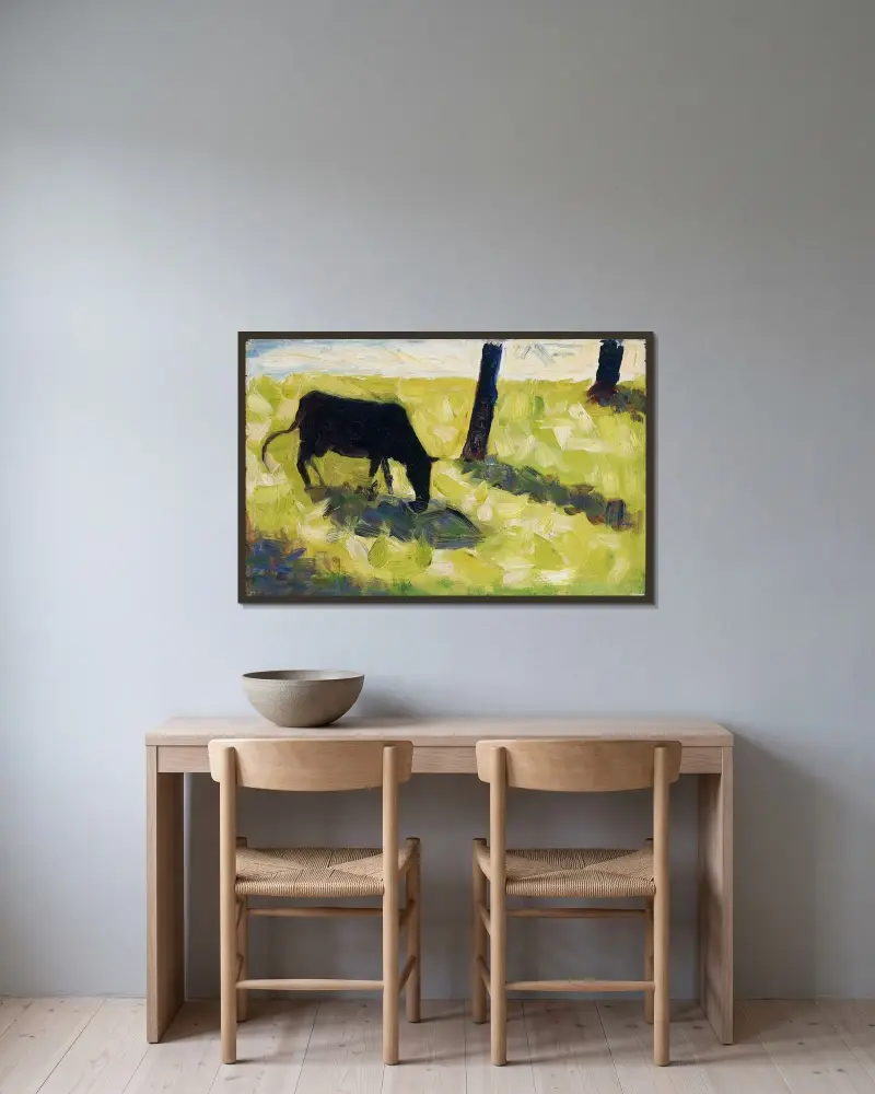 Svart ko på en äng av Georges Seurat inramad på en vägg