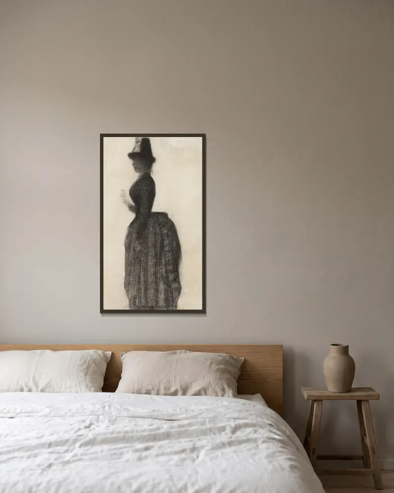 Stående kvinna i stadsdräkt av Georges Seurat inramad på en vägg