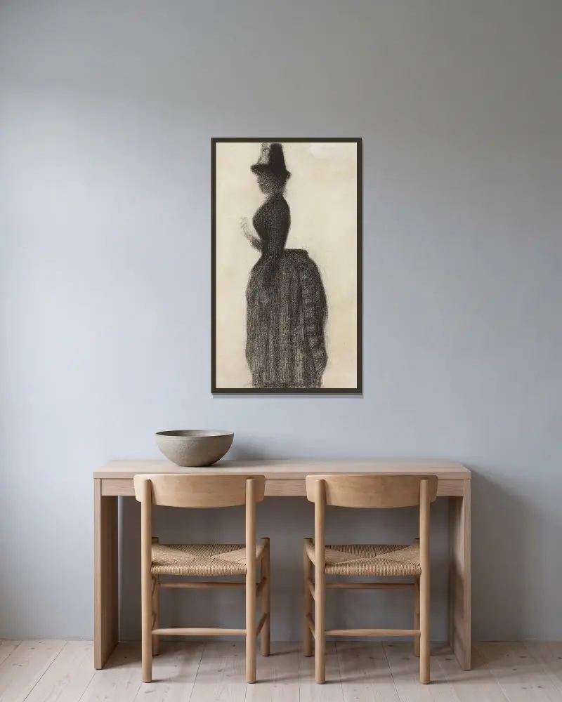 Stående kvinna i stadsdräkt av Georges Seurat inramad på en vägg