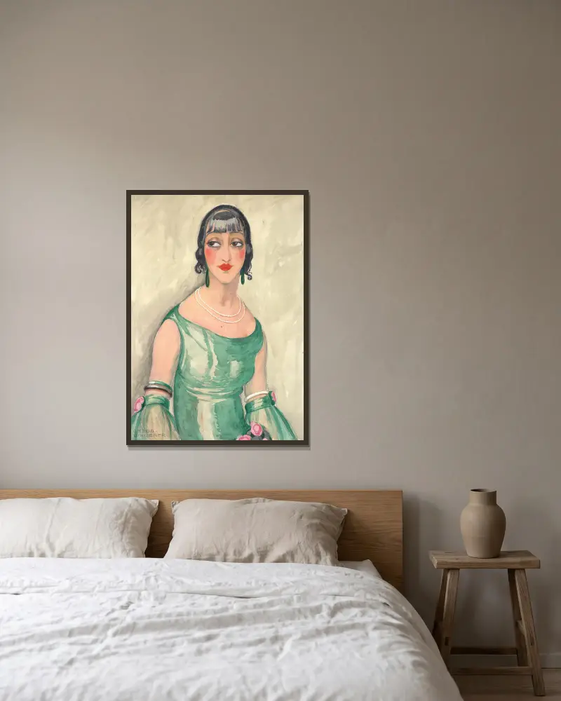 Porträtt av kvinna i grön klänning och pärlor av Gerda Wegener inramad på en vägg