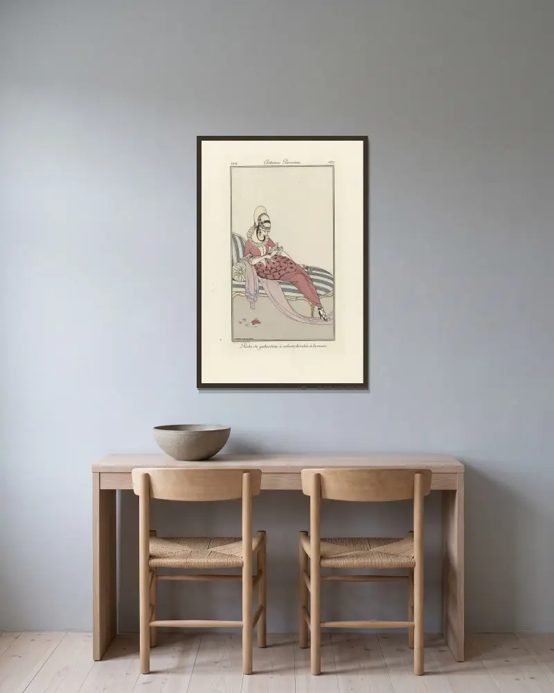 Robe de gabardin, 1914 – nr 1 av Gerda Wegener inramad på en vägg