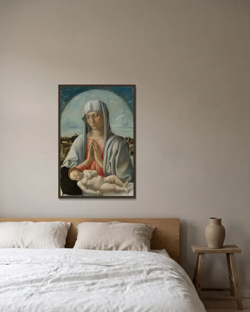 Madonnan som tillber det sovande barnet av Giovanni Bellini inramad på en vägg