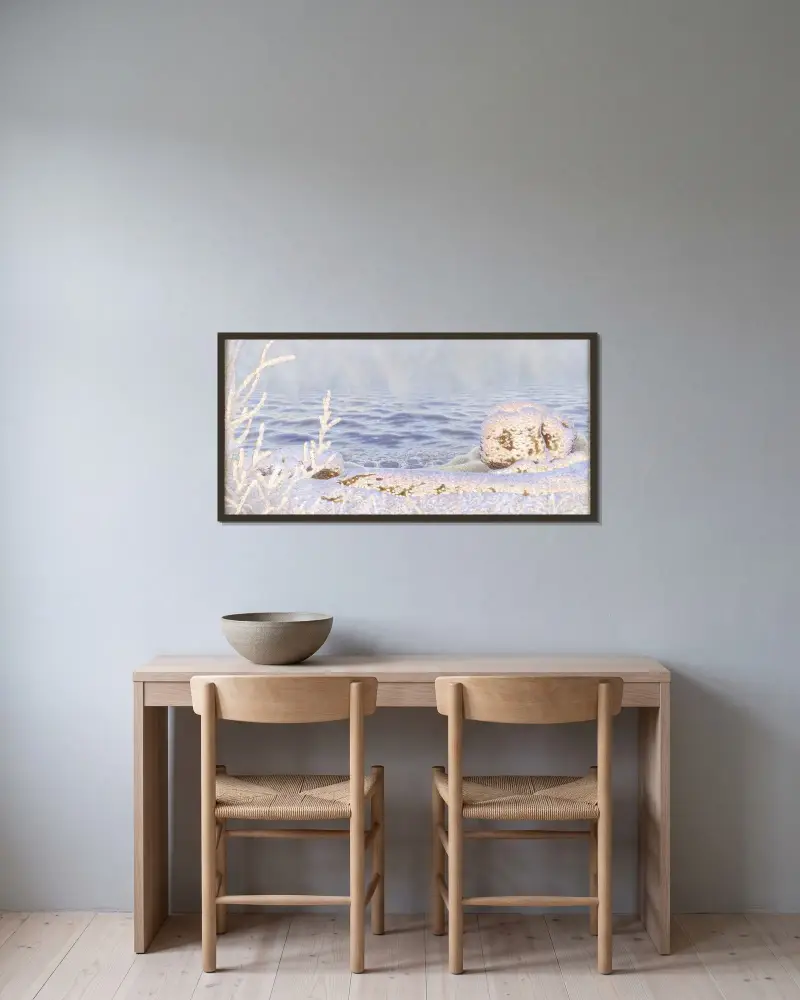 Der erste Atemzug kalter Luft auf dem Wasser von Gustaf Fjæstad gerahmt an einer Wand