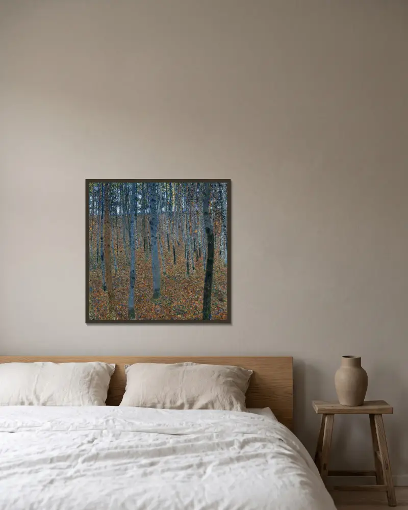 Buchenwald I von Gustav Klimt gerahmt an einer Wand